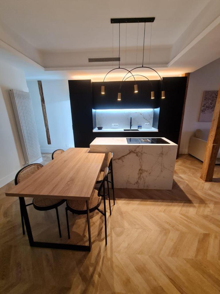 COCINA NEGRA CON ENCIMERA ABU DHABI SILK DE NEOLITH