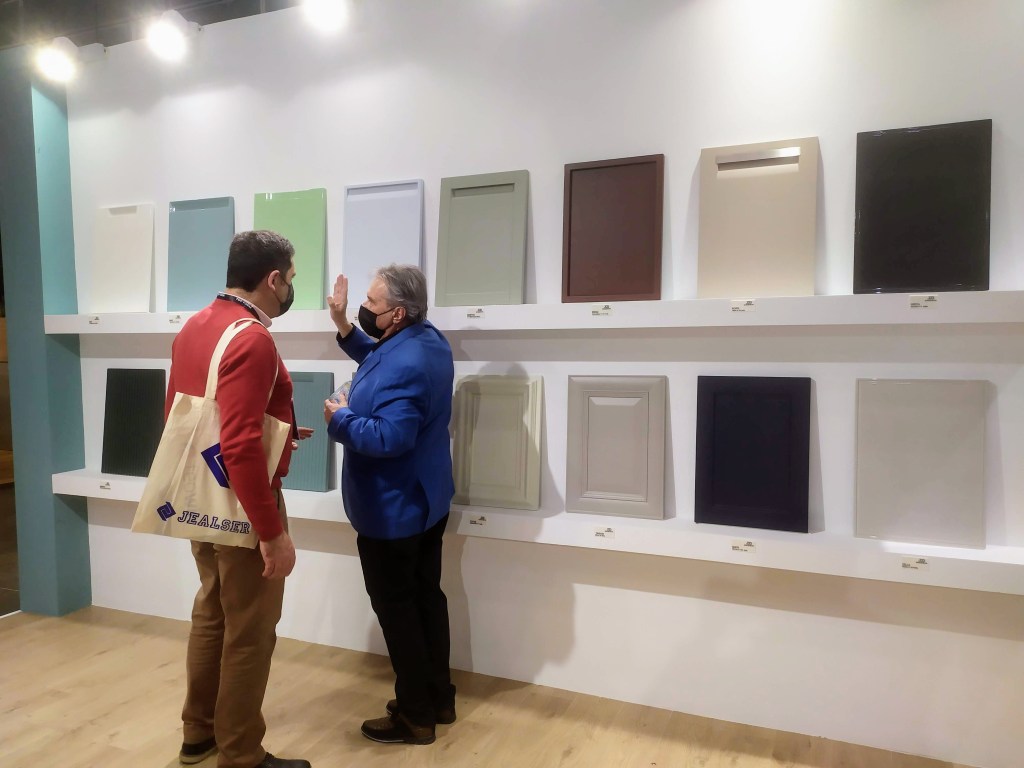 Alfonso Carrascosa hablando con el gerente de Dossia