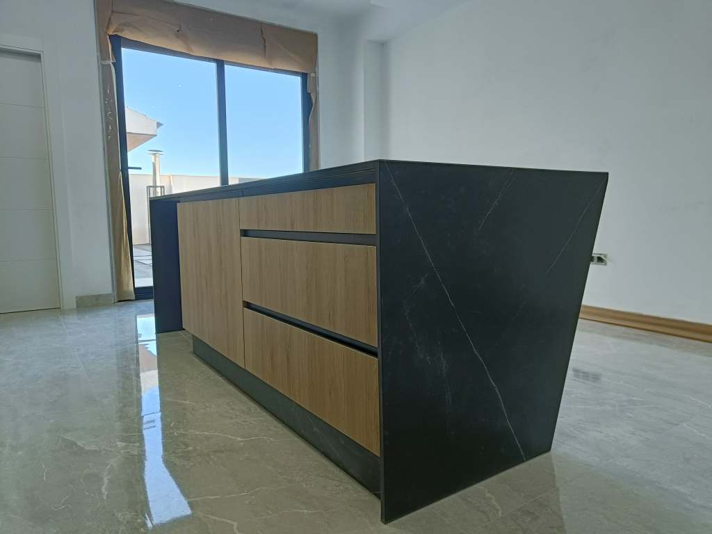 Cocina lineal con isla y detalles en tono madera