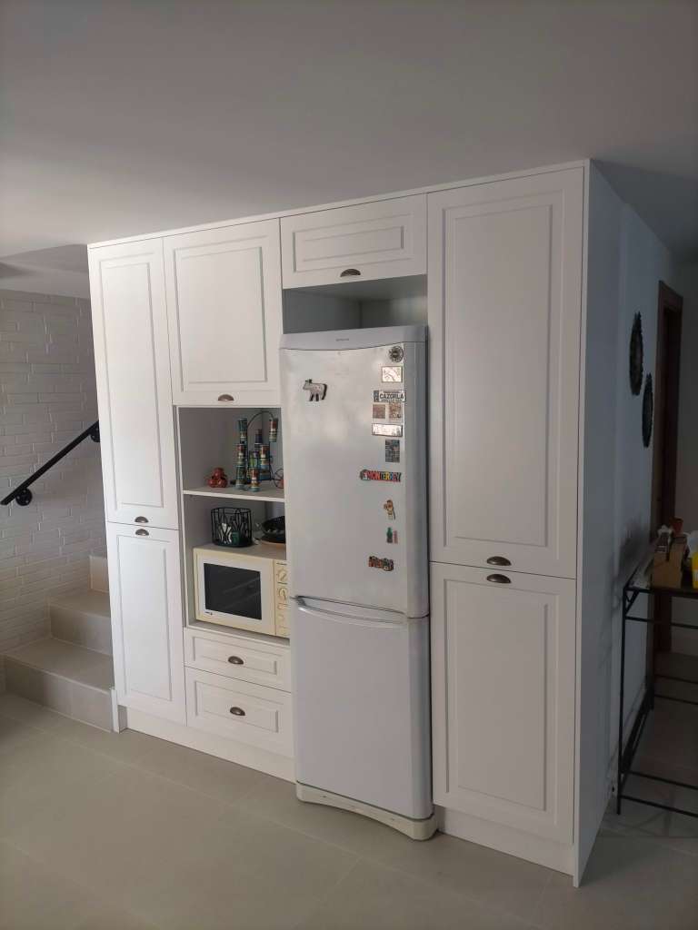 Cocina blanca con columna de electrodomésticos