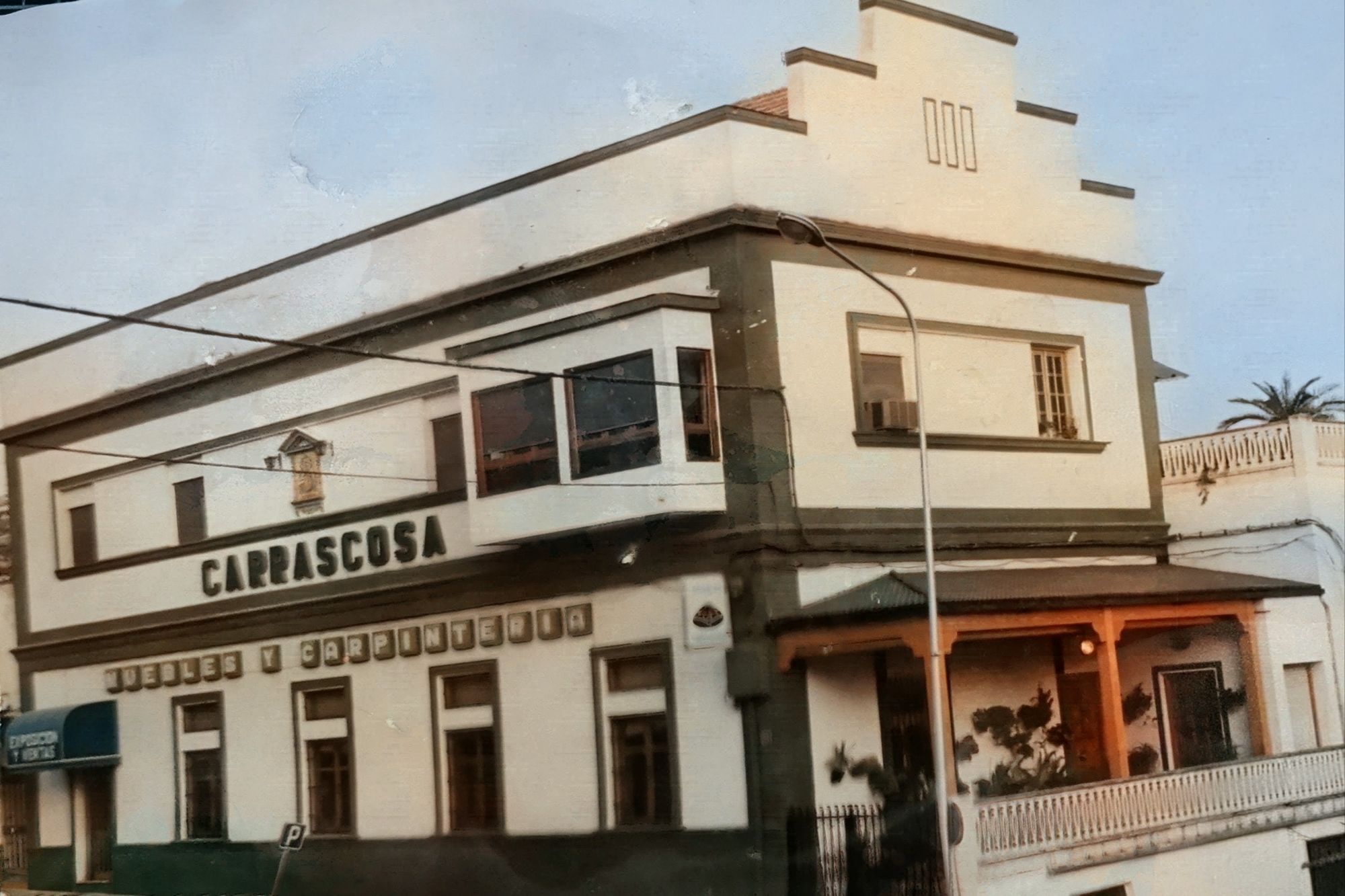 Edificio de Muebles Carrascosa en Villanueva del Arzobispo hacia 1980, con el rótulo de muebles y carpintería