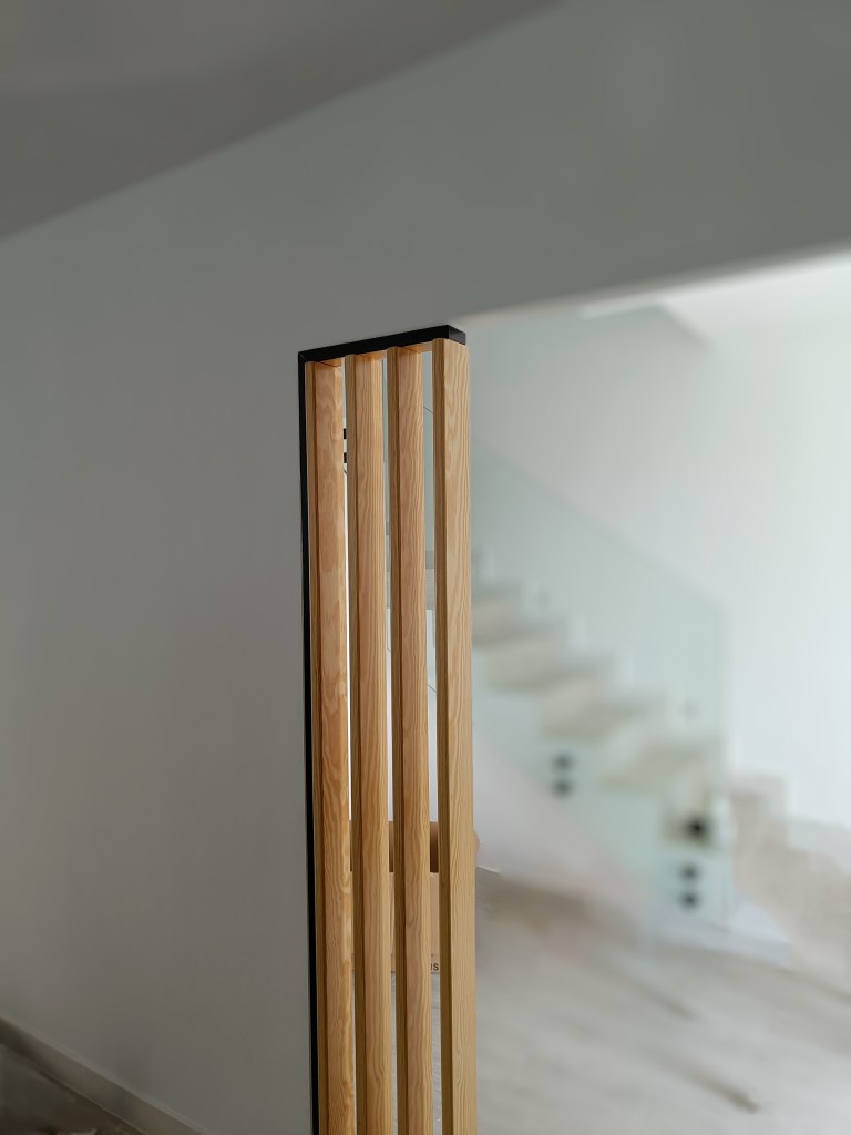 Puerta de madera a medida junto a la escalera