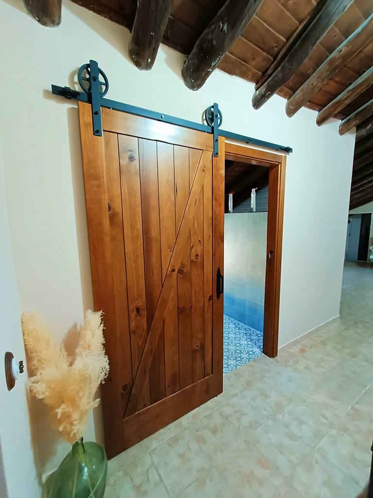 Puerta de madera a medida de Muebles Carrascosa
