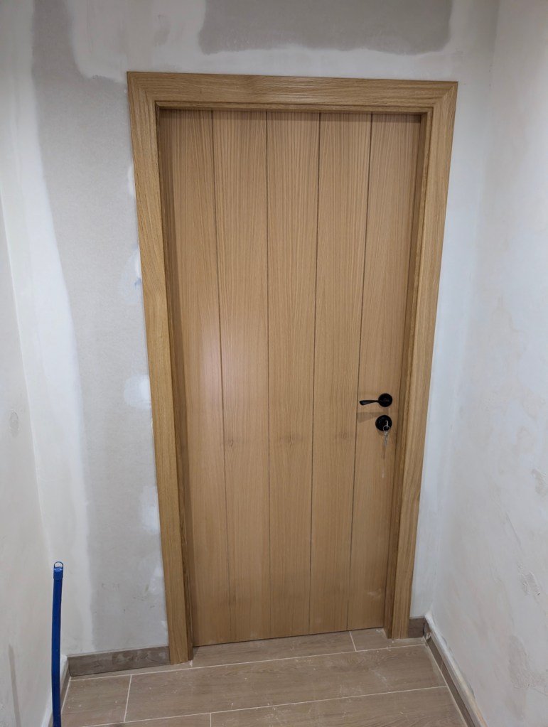 Puerta de madera a medida de Muebles Carrascosa